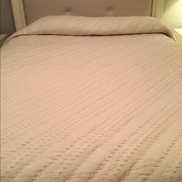 Queen size bedspread - Picture 2 of 4